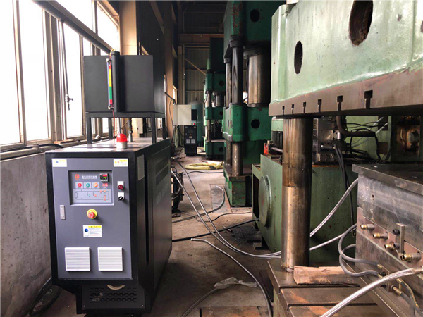 300度油溫機怎么配套在犁刀干燥機上？