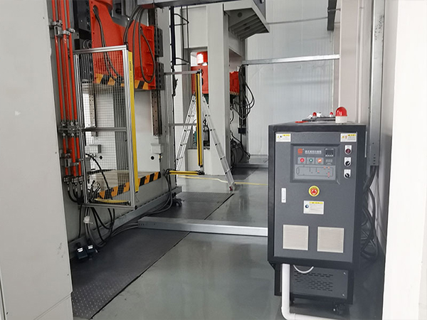 SMC復(fù)合材料模壓電池包殼體生產(chǎn)，選擇SMC模溫機(jī)