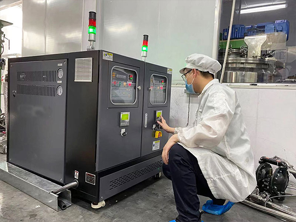 提高鋰離子電池漿料生產(chǎn)質(zhì)量與效率，攪拌機控溫模溫機的應用