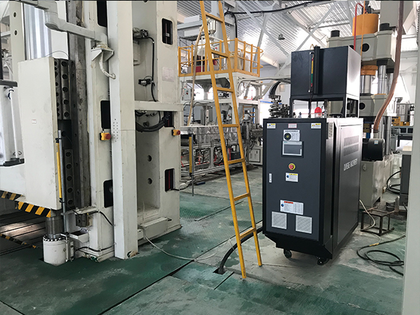 復(fù)合材料部件成型，使用碳纖維成型模溫機(jī)控溫效果好